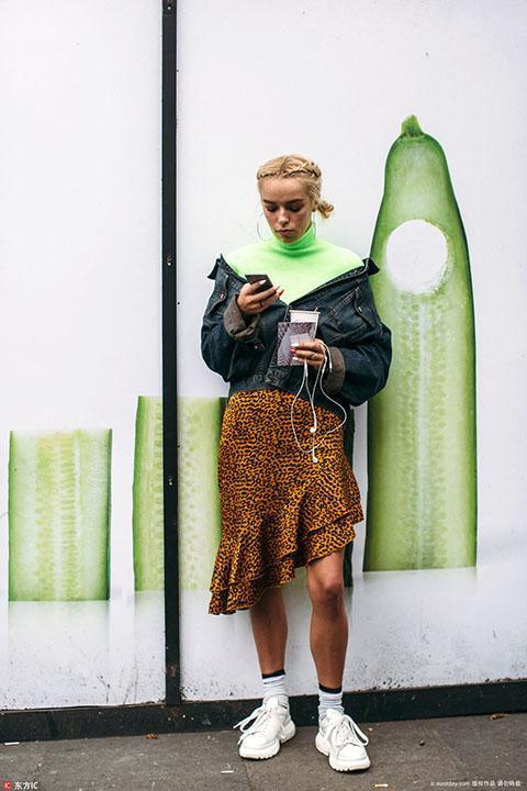 难穿系数十级的荧光色当内搭穿就很时髦了