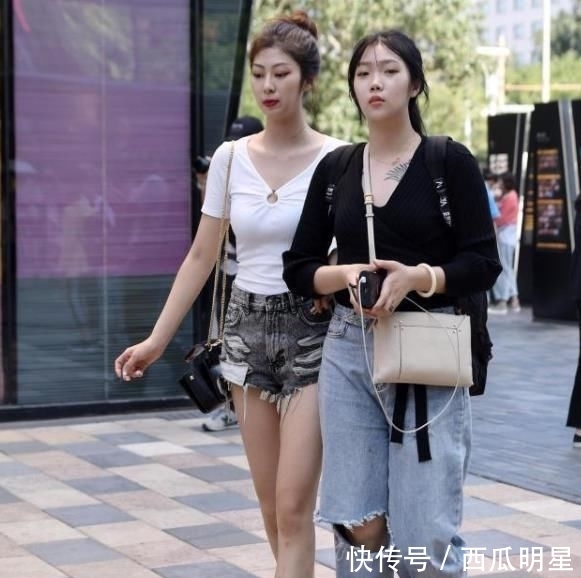  #衬衫#街拍：天生丽质的小姐姐，一件白色衬衫配牛仔裤，时尚窈窕好身姿