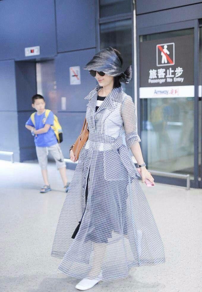 黄圣依是不知道自己腿粗吗?这么窄的短裤，腿都快被她撑变形了!