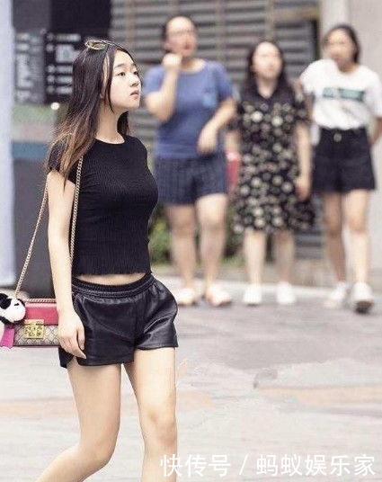 『女人味』街拍:身穿露肩白色时尚款连衣裙,秀出雪白的香肩,具有非常性感的女人味