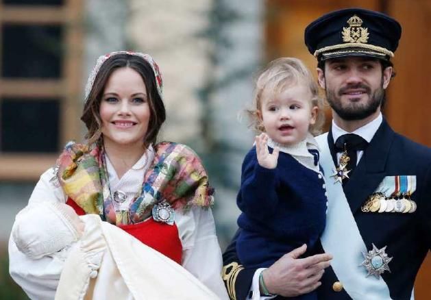 各国王妃抱娃接受洗礼，凯特王妃优雅迷人，索菲亚王妃气质撩人！