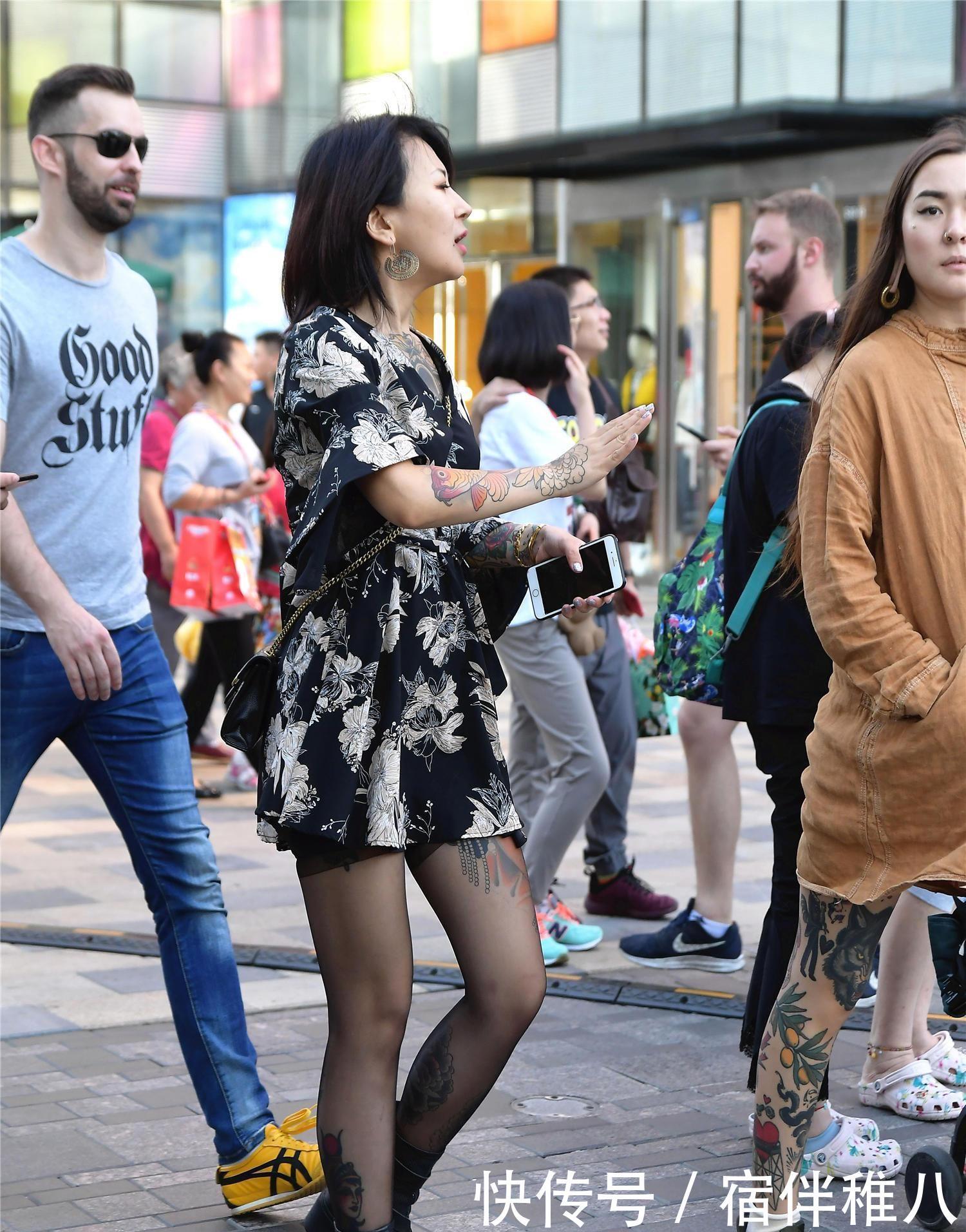 『显得』小姐姐一件吊带的上衣搭配上一条黑色的半裙,显得很有个性