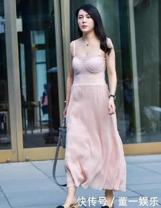 穿着粉色的连衣裙的小姐姐，清新显柔美，让你更显气质迷人！