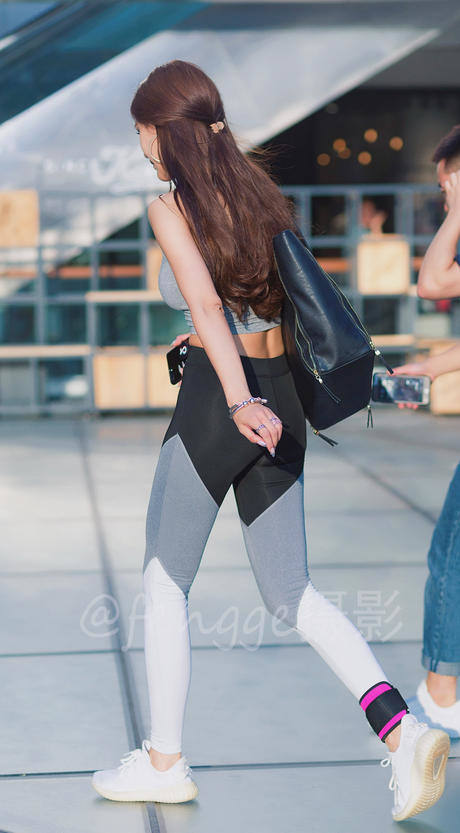街拍: 穿紧身瑜伽裤的小美女, 身材真棒, 好像还是个小明星呢