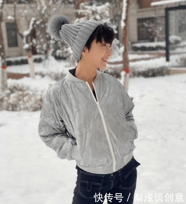 蔓见@前港姐李松蔓见雪太兴奋,凌空一字马造型夸张!网友:第一次见?