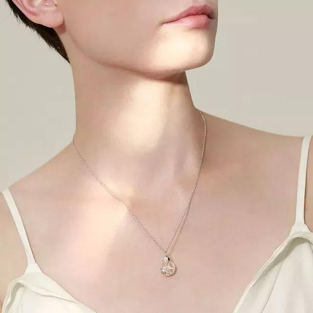 晶莹剔透的水晶球戴身上，真是又美又仙