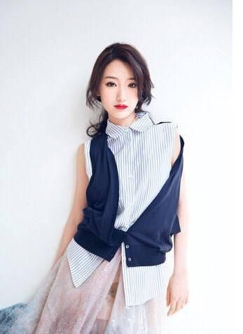 毛晓彤来了，穿单肩裙，穿搭很清爽，看起来更美了！