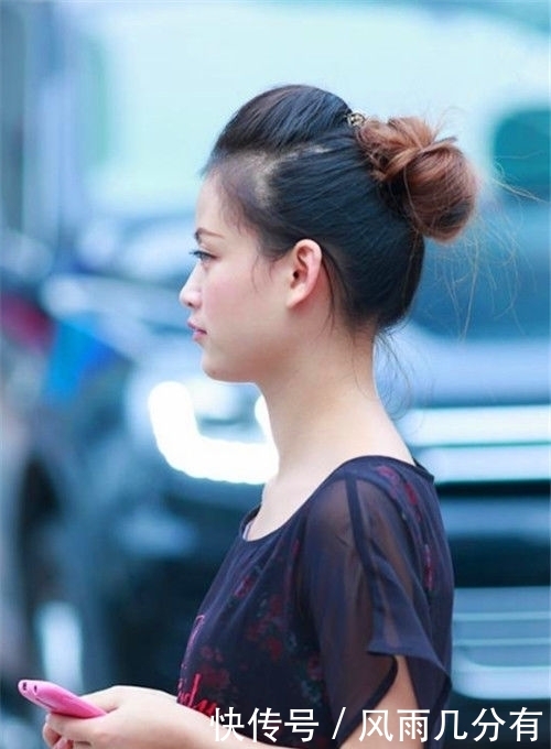  『小美女』街拍：青春靓丽的小美女，雪白如玉的脖颈，特别美丽动人