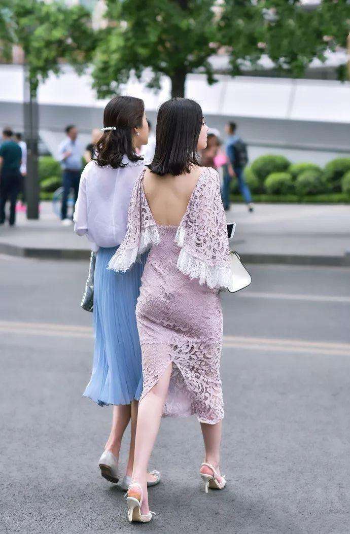 街拍：紧身裤穿着一个比一个美，小姐姐出门不输“时装秀”?