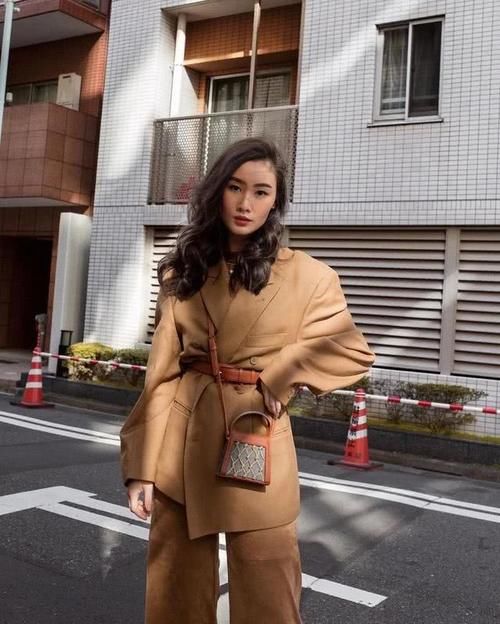  『效果跟』穿搭时别忘了系根腰带，提升时髦度，还能显瘦显高