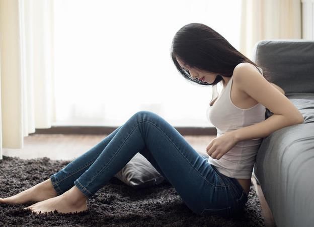 街拍:小姐姐白色系的吊带搭配，简约单调却不失优雅迷人!