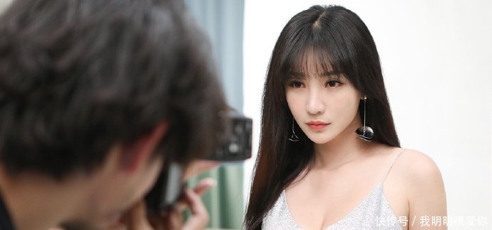 柳岩摄影棚花絮图曝光，凹凸有致事业线瞩目，网友再近一点！