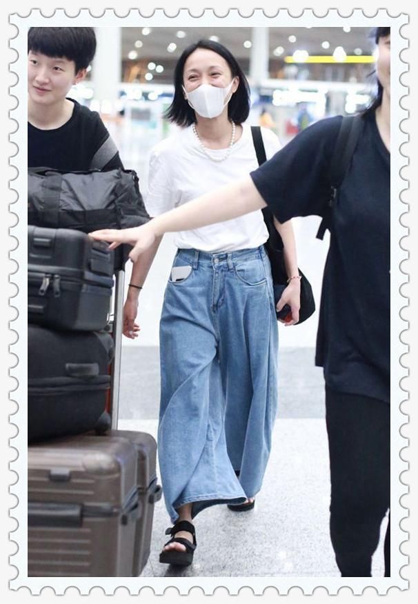 当36岁王鸥和44岁周迅同穿白T配仔裤，才知素颜和美颜差距有多大