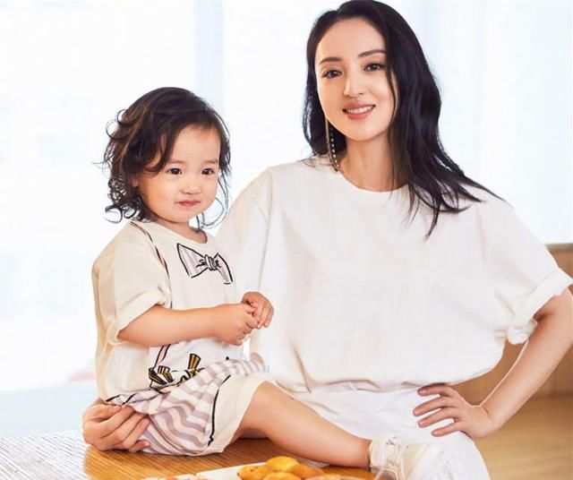 董璇携爱女时尚杂志写真，女儿圆脸蛋惹人爱，网友:高云翔不配!