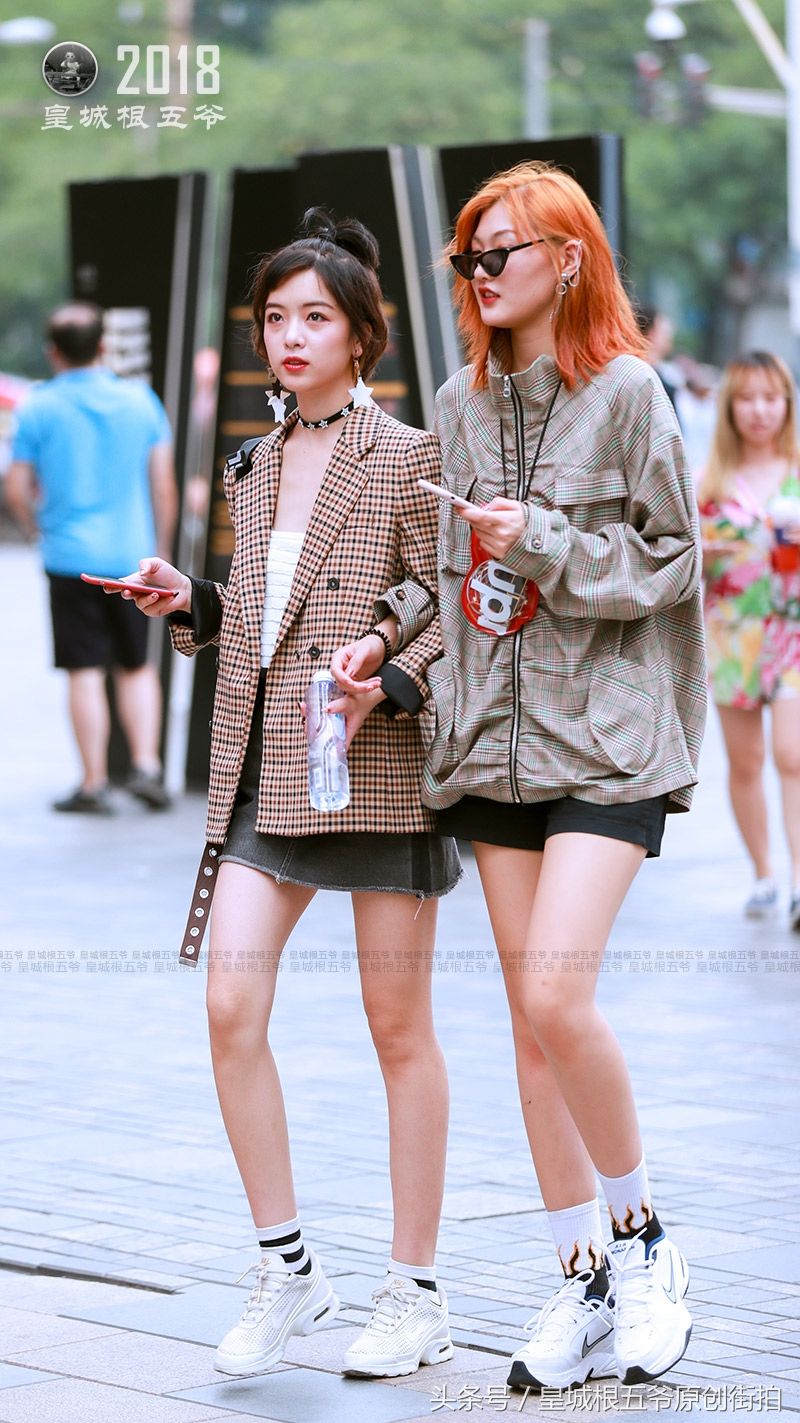 街拍:现在的时髦美女，非常勇于尝试各种流行穿搭