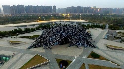 中国最丑建筑，耗资两亿模仿鸟巢，最后却建成“鸡窝”！