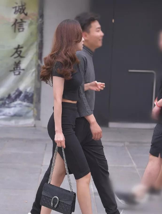  身穿|街拍:小姐姐梳着低马尾,身穿一条米色长裙,看起来优雅又大方
