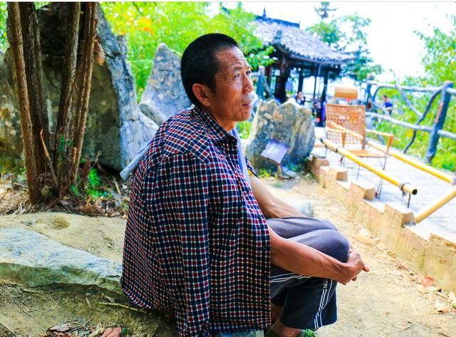 农村另一种职业:每天抬人上下山，月入3千，靠卖力挣钱