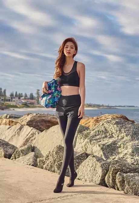 清新亮丽的打底裤美女，大秀性感的轮廓，释放时尚别致的女人味！