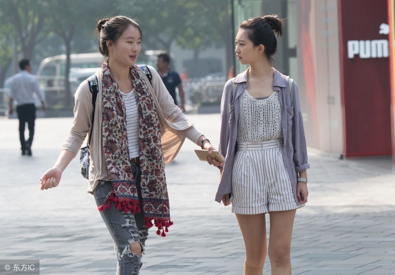 街拍北京美女，小姐姐就是有范儿