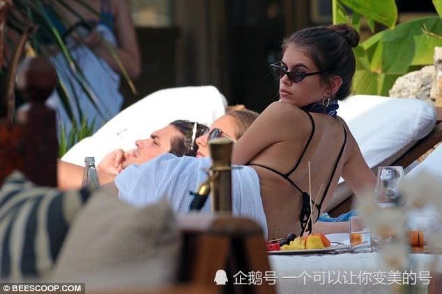 16岁新晋超模与20岁西西里之花度假，两双大长腿上演背影杀