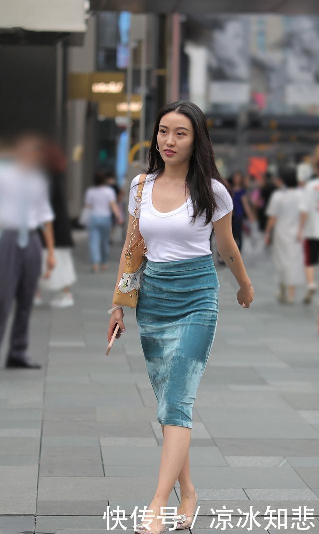 美女|路人街拍:美女穿黑色的T恤,看起来非常的时尚
