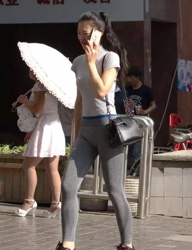 修身有型的打底裤美女，网友：放大后，那是真的美！