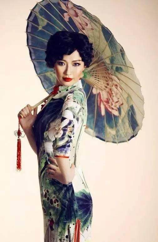 姿态:旗袍的美,绝不是一般庸脂俗粉的姿态!旗袍的美,绝不是一般庸脂俗粉的姿态!