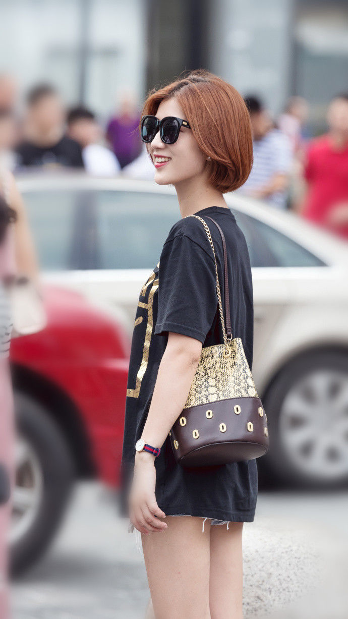 成都街拍，女神的打扮着实有气质，吸睛魅力十足，简直美翻了