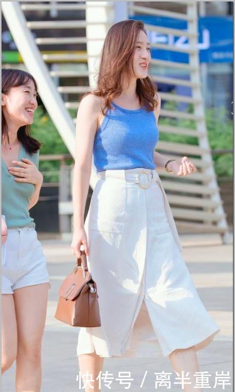 漂亮■街拍：穿蓝色露背背心的美女,身材漂亮妩媚,倩影真好看呀！