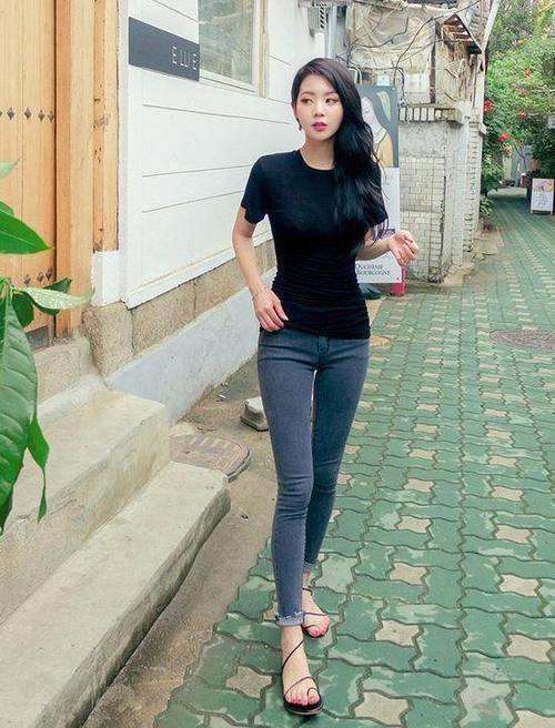 魅力百搭的牛仔裤，十分的显身材，完美体现你的婉致倩影