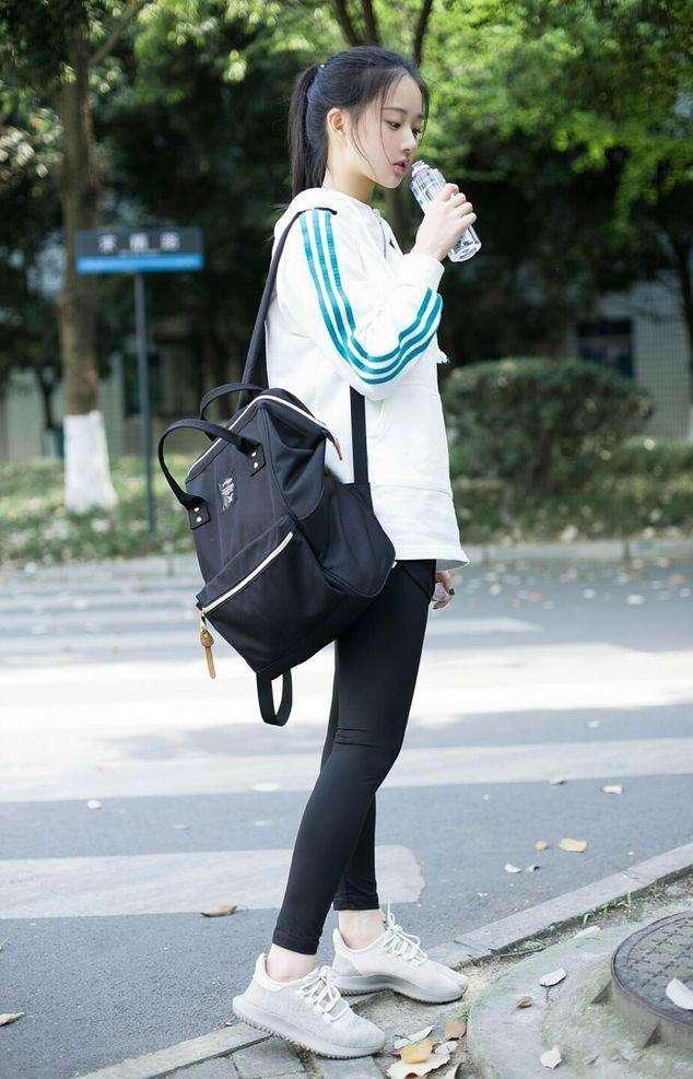 时尚紧身裤凹出大长腿线条，精致的穿搭增加了几分高贵感