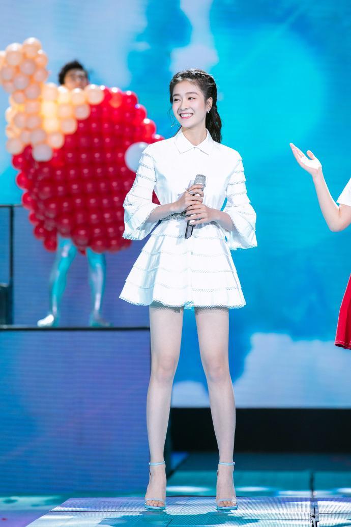 张雪迎终于性感起来,穿80元的高跟鞋既便宜又性感,你今年穿了吗