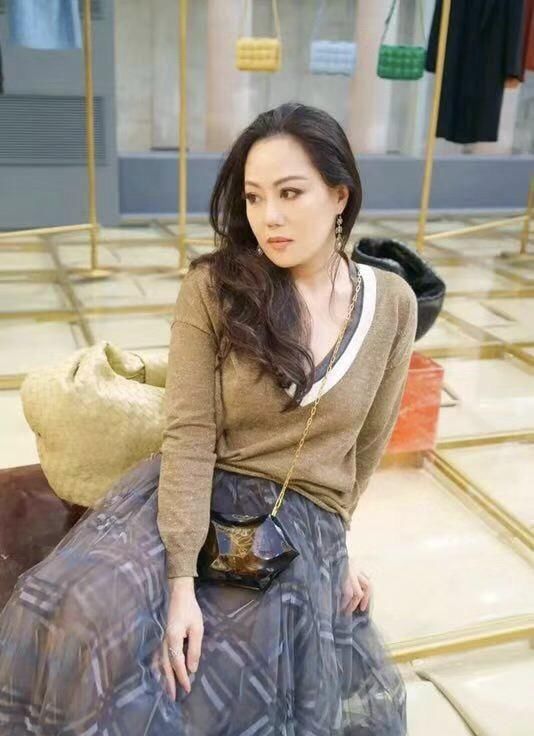  「凹凸」章小蕙真的太美了，针织衫搭配半身裙身材凹凸有致，精致又时髦
