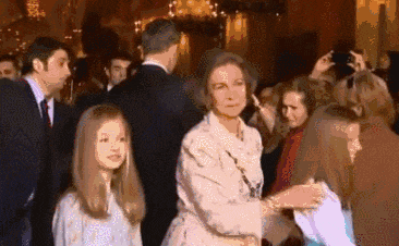 西班牙王后和婆婆和解？全家其乐融融度假，46岁王后比凯特还年轻