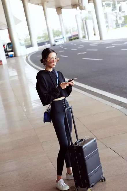 杨幂新剧剧照曝光，全素颜出镜，网友吐槽：真的是又黑又老气