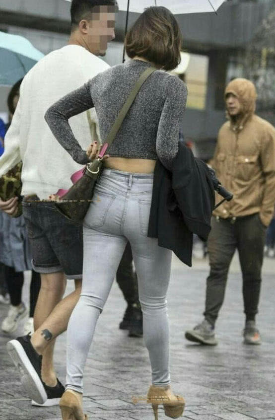 小姐姐搭配上紧身的牛仔裤，这身穿搭让小姐姐充满了女神范