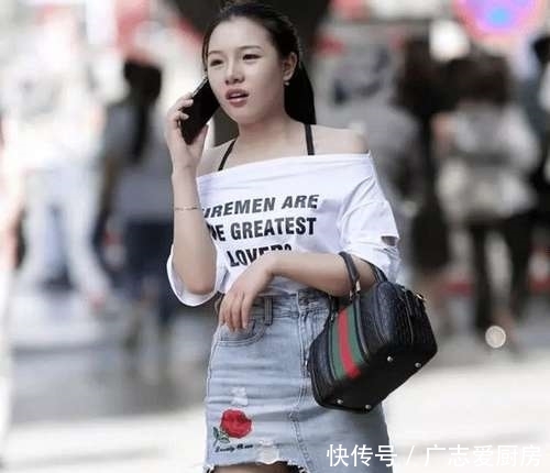 #百看不厌#街拍穿牛仔裙的女子,亭亭玉立的优美身材,让人百看不厌