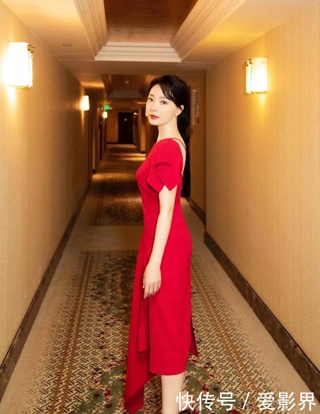『巴掌』她是董卿心中优雅女人典范,43岁气质好,一袭红裙凸显“巴掌腰”