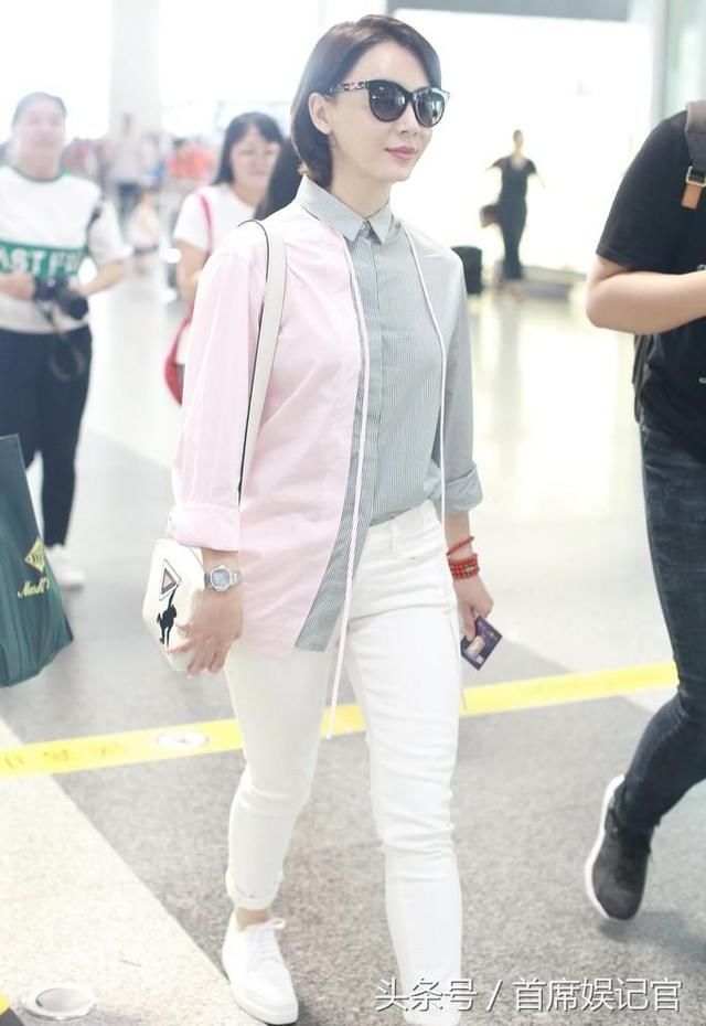 41岁陈数半扎拼色衬衫，撞上37岁秦岚，网友：只差4岁却像母女！