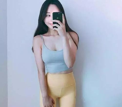 黑色打底裤套装小姐姐，凹凸有致身材，一字肩的装扮，十分吸睛！