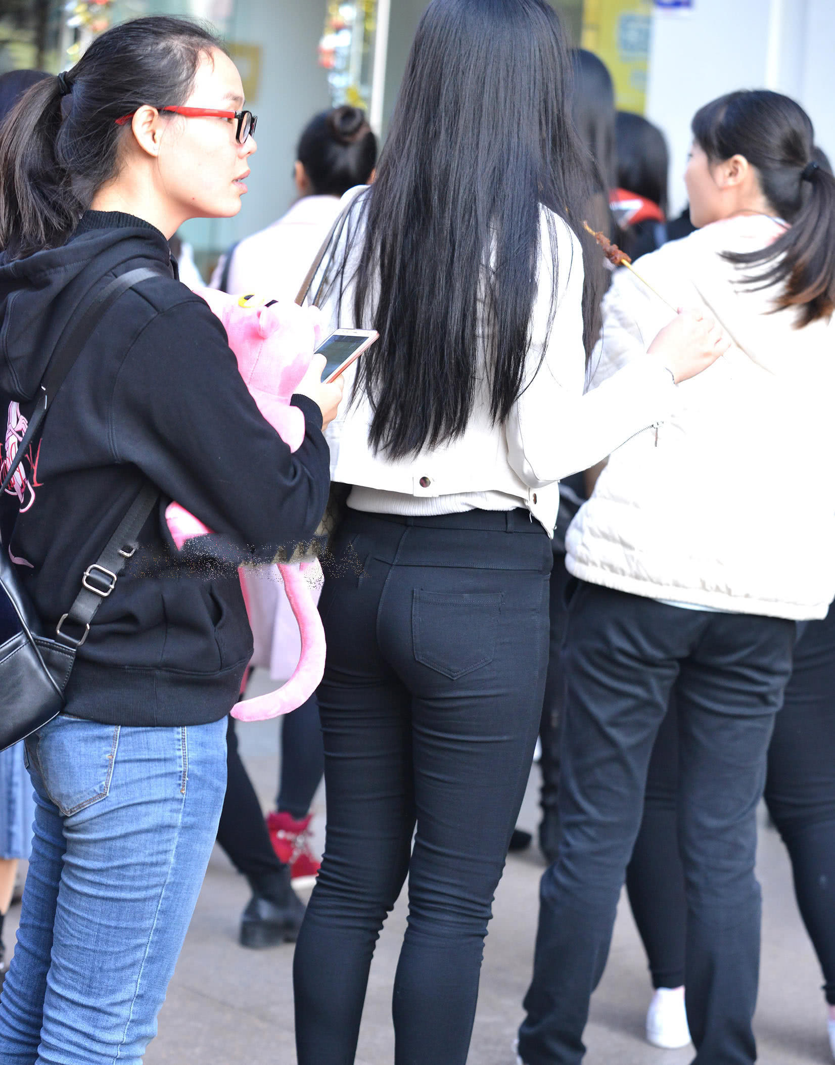 丰满小姐姐紧身裤绷出肥硕臀线，当街撸串馋坏旁边小姑娘