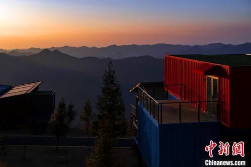 湖北五峰：集装箱民宿现身高山之巅成美景