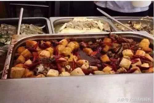 大一新生去食堂吃饭，看到这些伙食后问学校有牙医么？笑喷了！
