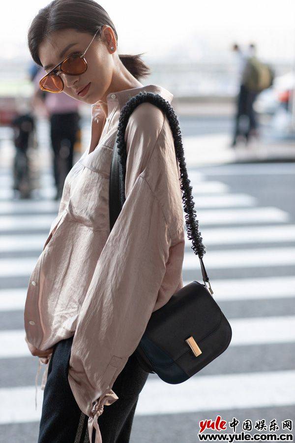 启程扭腰!斓曦受邀纽约时装周造型简约潮范儿足