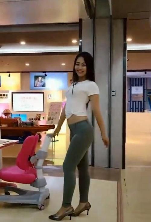 70分的牛仔裤，微胖小姐姐穿出了不输丝袜的质感!