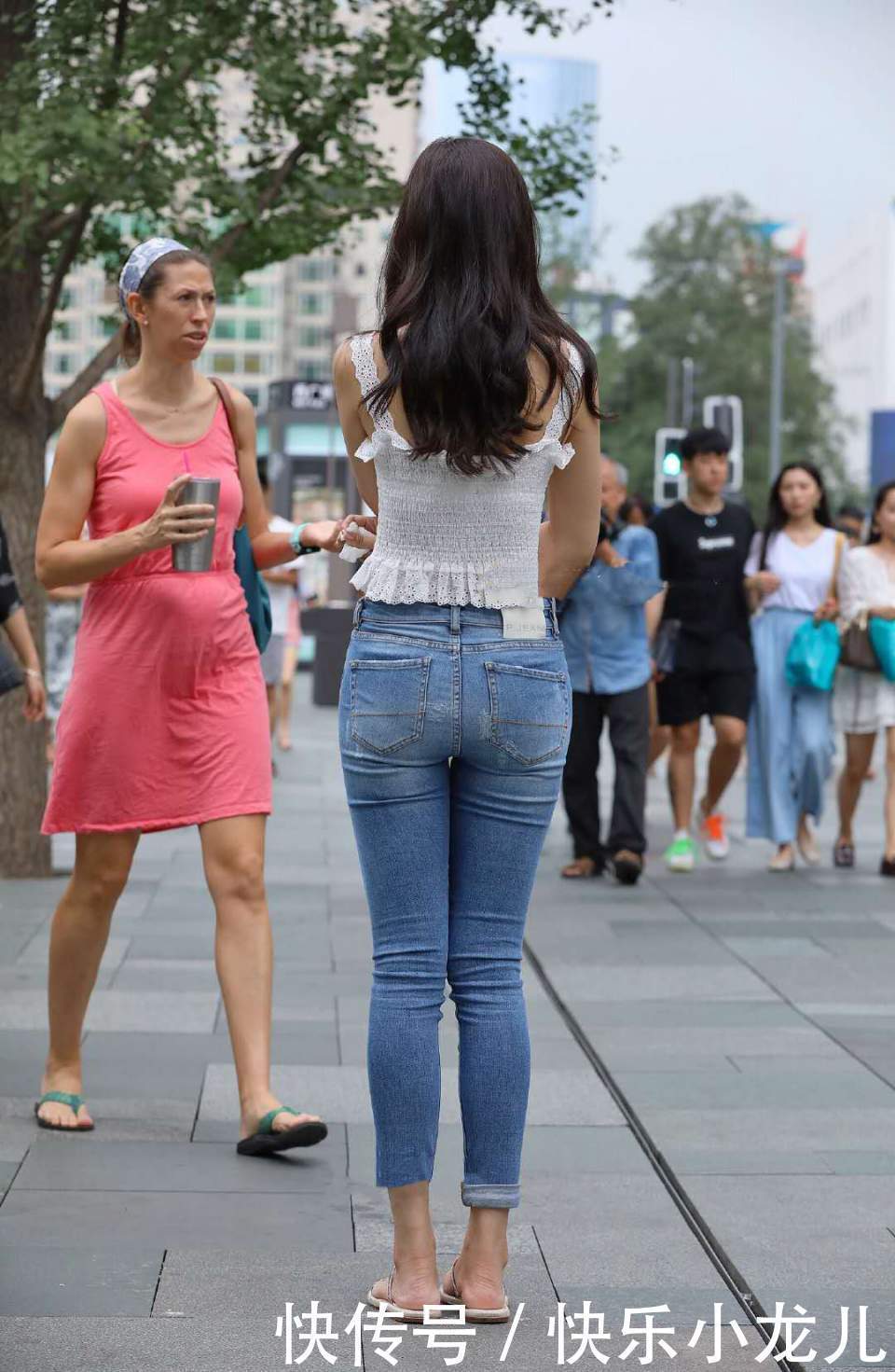 吊带|街拍:甜美可爱的美女穿白色吊带