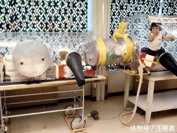 『触摸』12岁才走出隔离罩的“泡泡男孩”,在死亡前第一次触摸到了妈妈