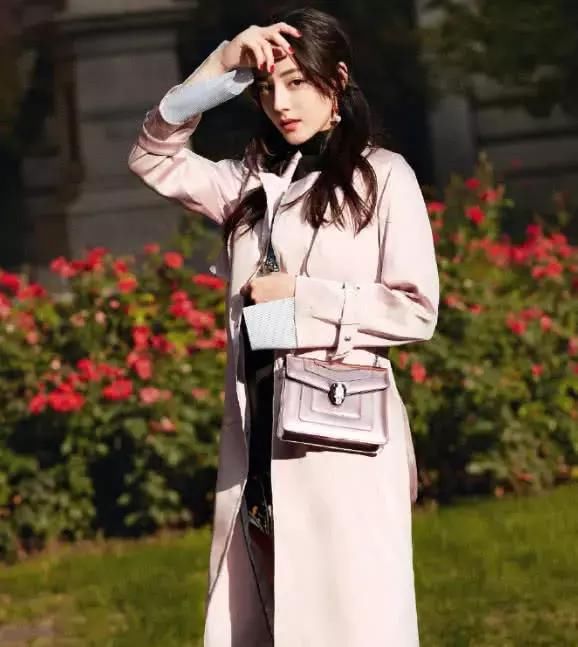 迪丽热巴下半身全是纽扣！瑰丽裙装竟然漂亮得让人过目难忘！