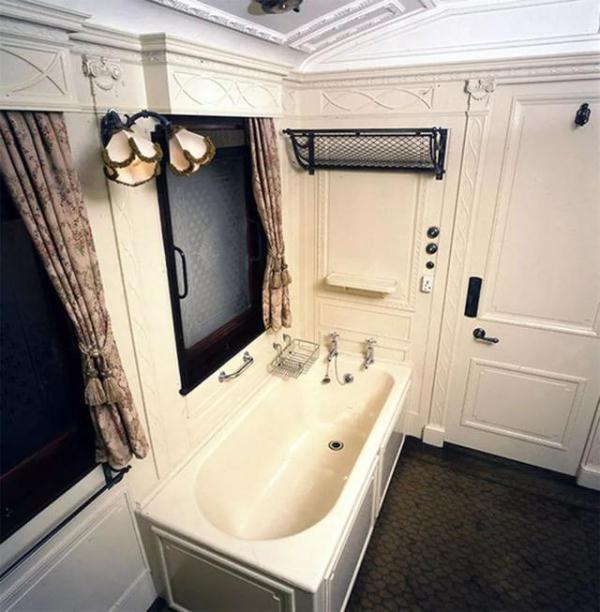 92岁英女王提倡节俭！独自出门赶火车，省下皇家列车5万英镑